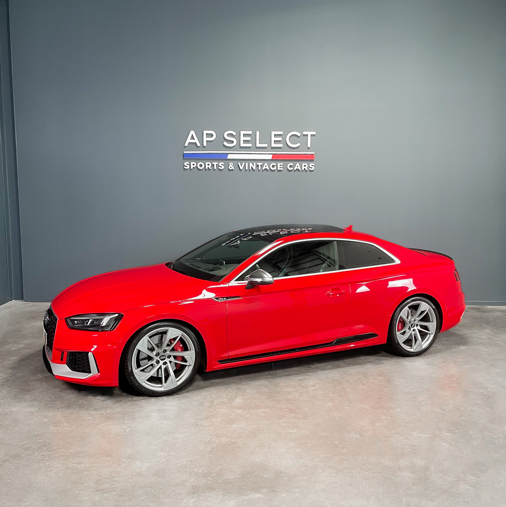 Photographie d'une AUDI RS5 B9 vue de trois quarts face dans les locaux d'AP SELECT